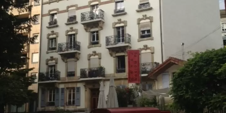 Bel appartement 2 pièces de style ancien avec balcon à Carouge