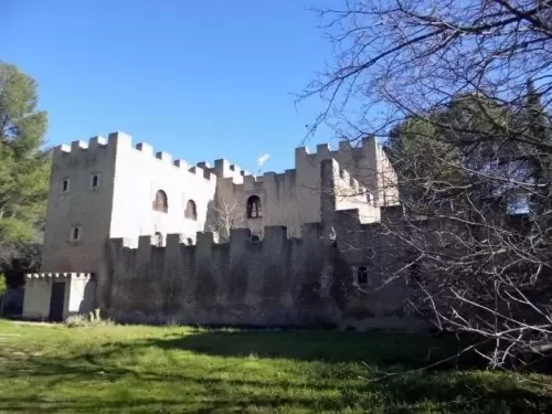merveilleus chateau medieval en Espagne
